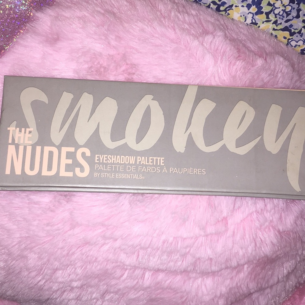 Selling this gently used eyeshadow palette